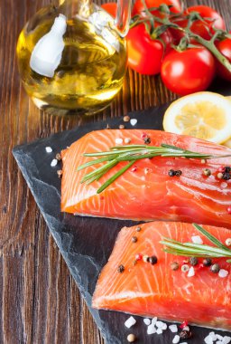 Baharatlı çiğ somon filetosu.