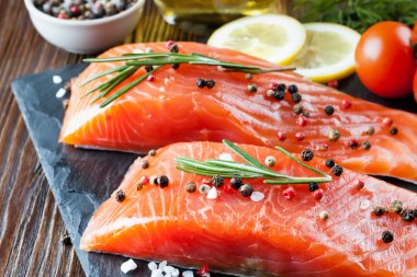 Baharatlı çiğ somon filetosu.