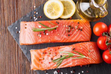 Baharatlı çiğ somon filetosu.