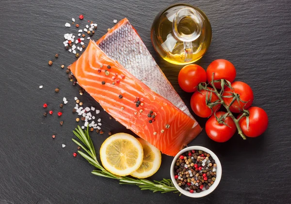 Çiğ somon filetosu. 