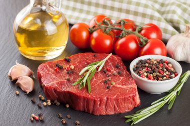 ingridients pişirme ile çiğ biftek