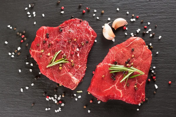 Baharat ile çiğ biftek