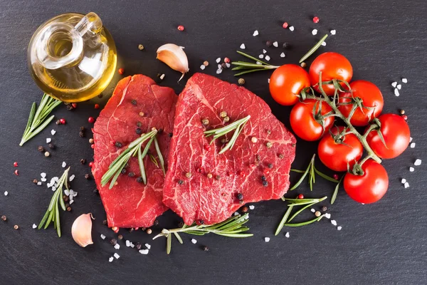 ingridients pişirme ile çiğ biftek