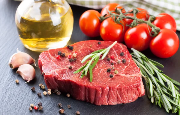 Filete crudo con ingridientes para cocinar — Foto de Stock