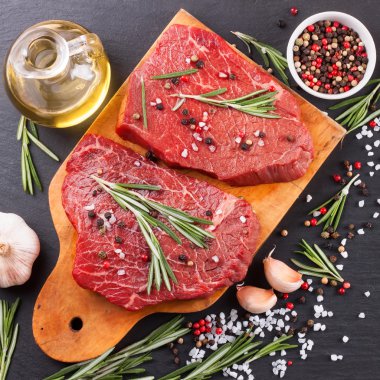 Baharat ile ham sığır eti biftek