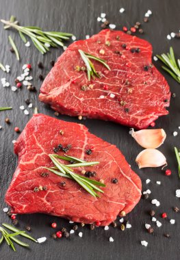 Baharat ile çiğ biftek