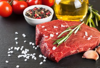 Baharat ile çiğ biftek