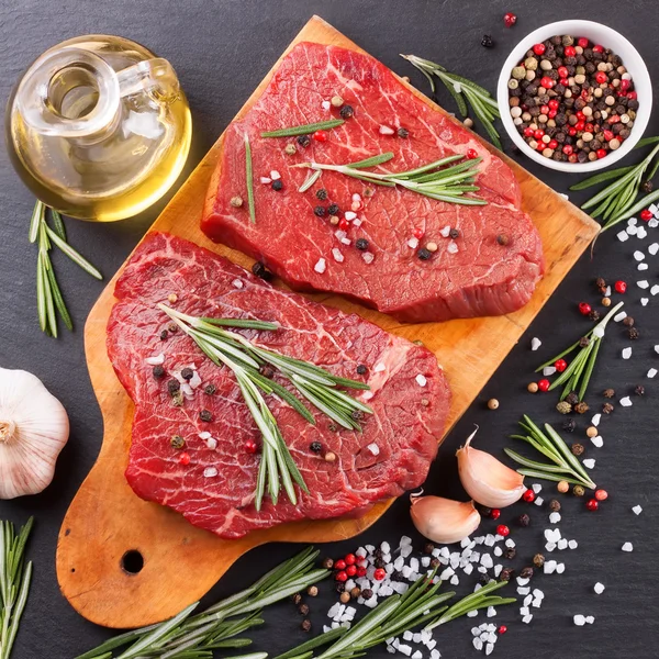 Baharat ile ham sığır eti biftek