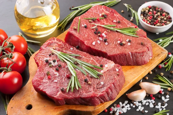 Baharat ile ham sığır eti biftek