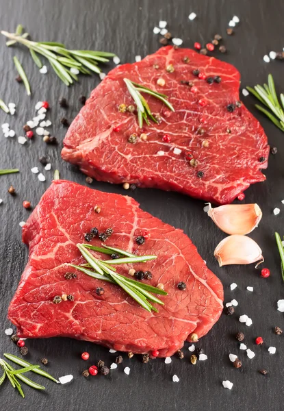 Baharat ile çiğ biftek