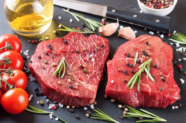 Bife cru com ingridients cozinhar — Fotografia de Stock