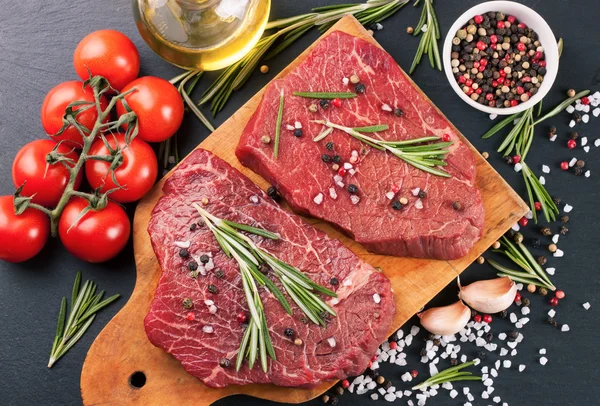 Baharat ile ham sığır eti biftek