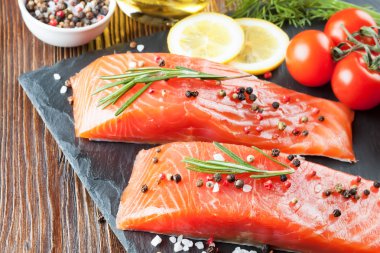 Baharatlı çiğ somon filetosu.