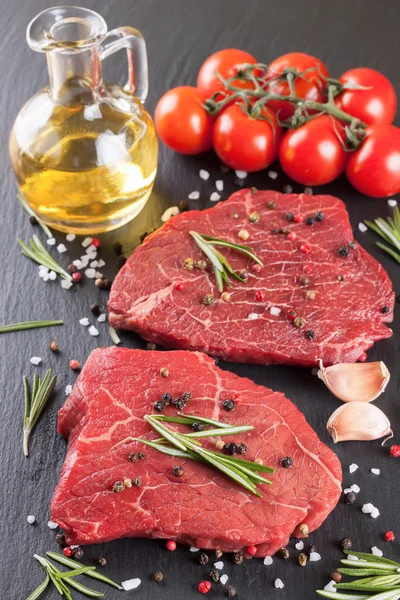 Filete crudo con ingridientes para cocinar — Foto de Stock