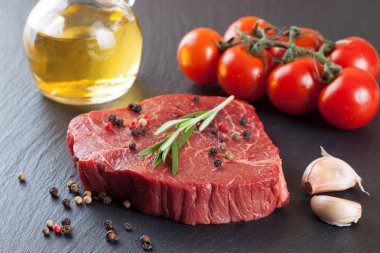 Baharat ile çiğ biftek