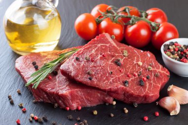 Baharat ile çiğ biftek