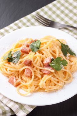 makarna carbonara beyaz plaka.
