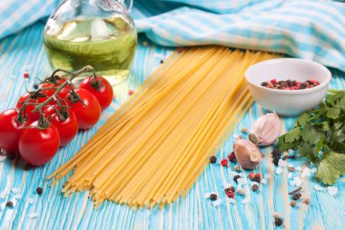 Makarna maddeler mavi zemin üzerine.