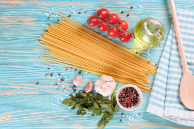 Makarna maddeler mavi zemin üzerine.