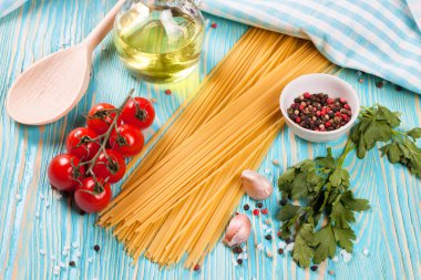 Makarna maddeler mavi zemin üzerine.