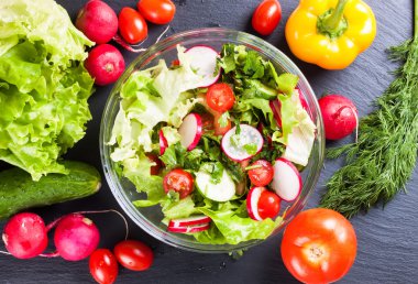 Taze sebze salatası.