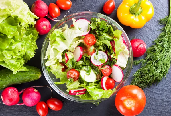 Taze sebze salatası.