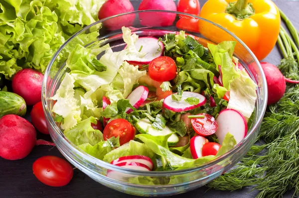 Taze sebze salatası.