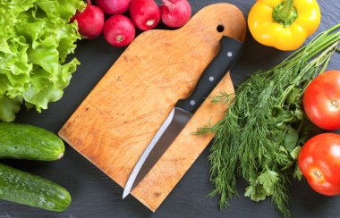 siyah arduvaz arka plan üzerine taze sebze