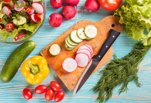 Vegetales frescos sobre fondo de madera —  Fotos de Stock