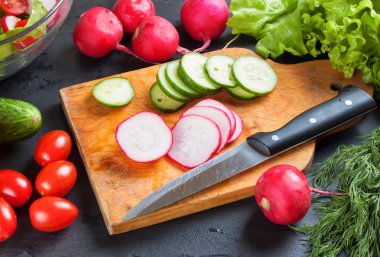 kesme tahtası üzerinde taze sebze