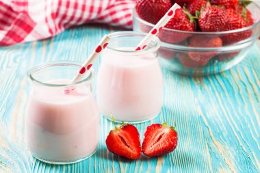 Cam kavanozda çilekli milkshake