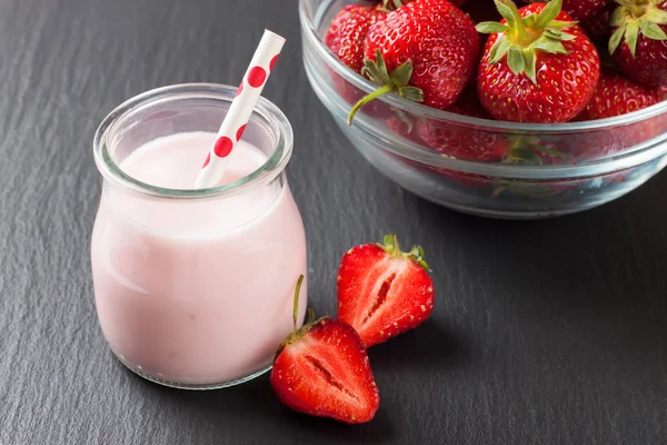 Milkshake aux fraises dans le bocal en verre — Photo