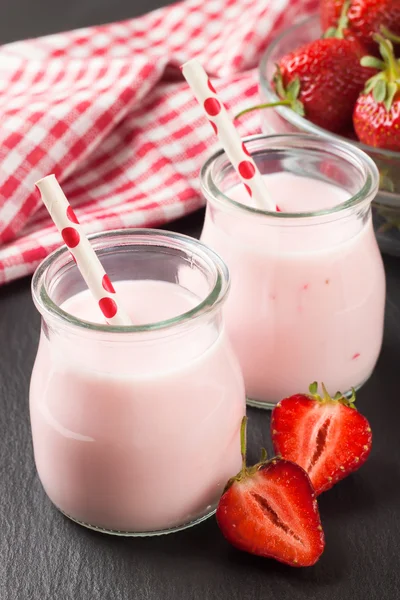 Milkshake aux fraises dans le bocal en verre — Photo