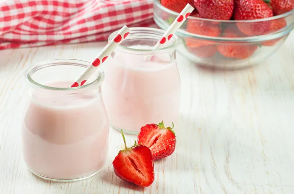 Aardbeienmilkshake in de glazen pot — Stockfoto