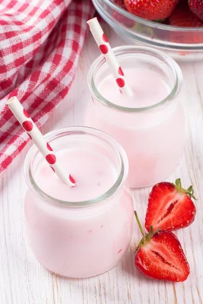 Aardbeienmilkshake in de glazen pot — Stockfoto