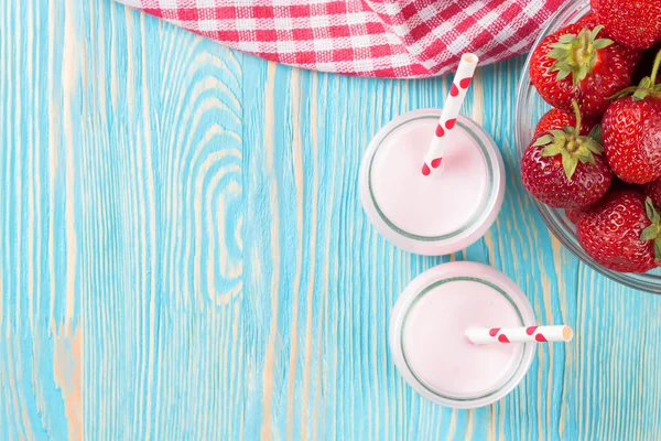 Aardbeienmilkshake in de glazen pot — Stockfoto