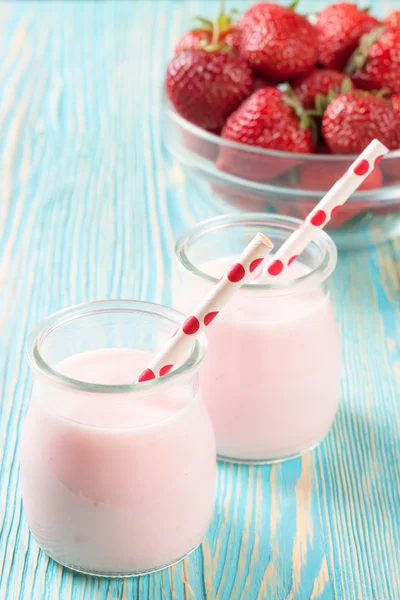 Aardbeienmilkshake in de glazen pot — Stockfoto