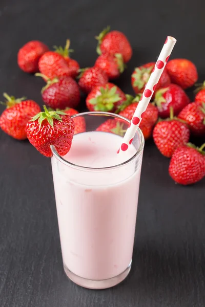 Aardbei yoghurt in het glas — Stockfoto
