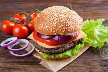 Ev yapımı çizburger kahverengi ahşap yüzey üzerinde.