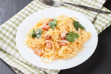 makarna carbonara beyaz plaka.