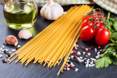 siyah arka plan üzerine pasta malzemeleri.