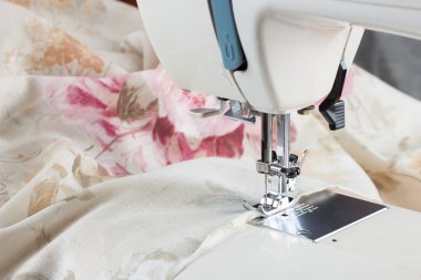 Modern dikiş makinesi