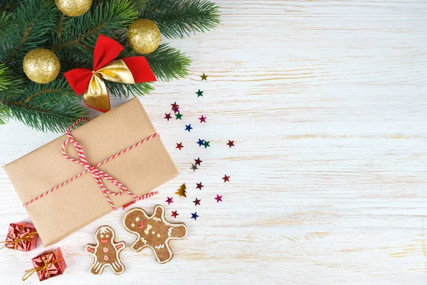 Fond de Noël avec décorations et boîte cadeau sur tableau en bois blanc — Photo