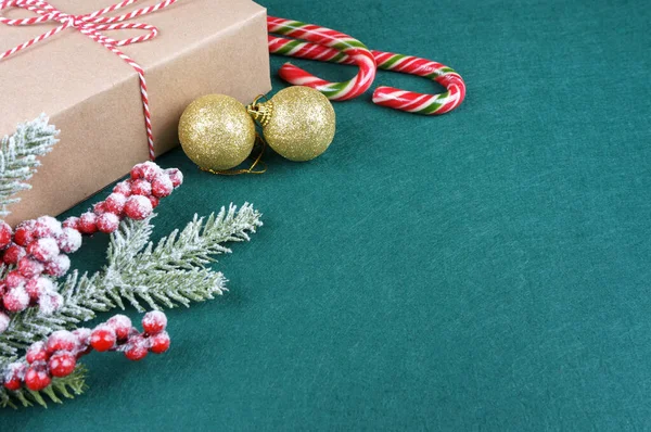 Fond de Noël avec décorations et boîte cadeau sur fond de feutre vert. — Photo