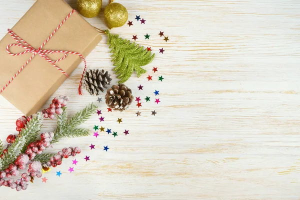 Fundo de Natal com decorações e caixa de presente na placa de madeira branca — Fotografia de Stock