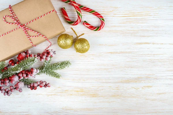 Fond de Noël avec décorations et boîte cadeau sur fond blanc en bois. — Photo