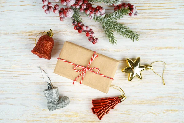 Fundo de Natal com decorações e caixa de presente na placa de madeira branca — Fotografia de Stock