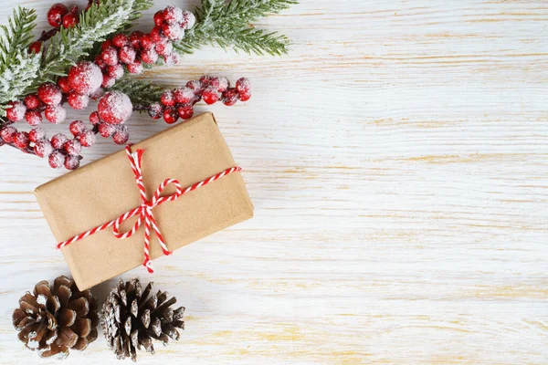 Fundo de Natal com decorações e caixa de presente na placa de madeira branca — Fotografia de Stock