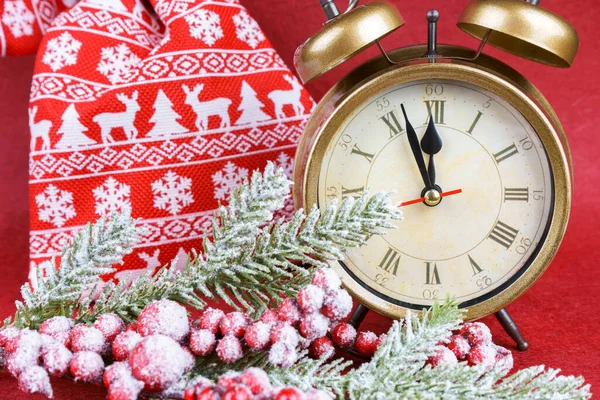 Vánoční sněhová jedle strom, budík a dárková taška na červeném pozadí. — Stock fotografie