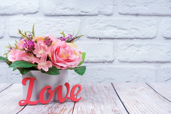 Bellissimo Bouquet Romantico Rose Rosa Con Amore Parola Rosa Legno — Foto Stock